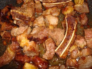 Рецепт Горшок романтики: говядина с тушеными овощами и грибами в горшочке