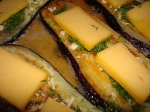 Баклажаны жареные с сыром и свежей зеленью