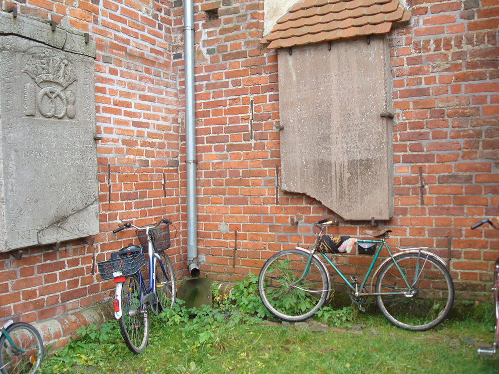 Прихожане в старинные соборы по выходным приезжают на велосипедах