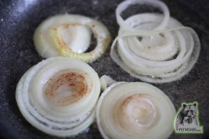 Кулинарный рецепт креветки обжаренные с луковыми колечками