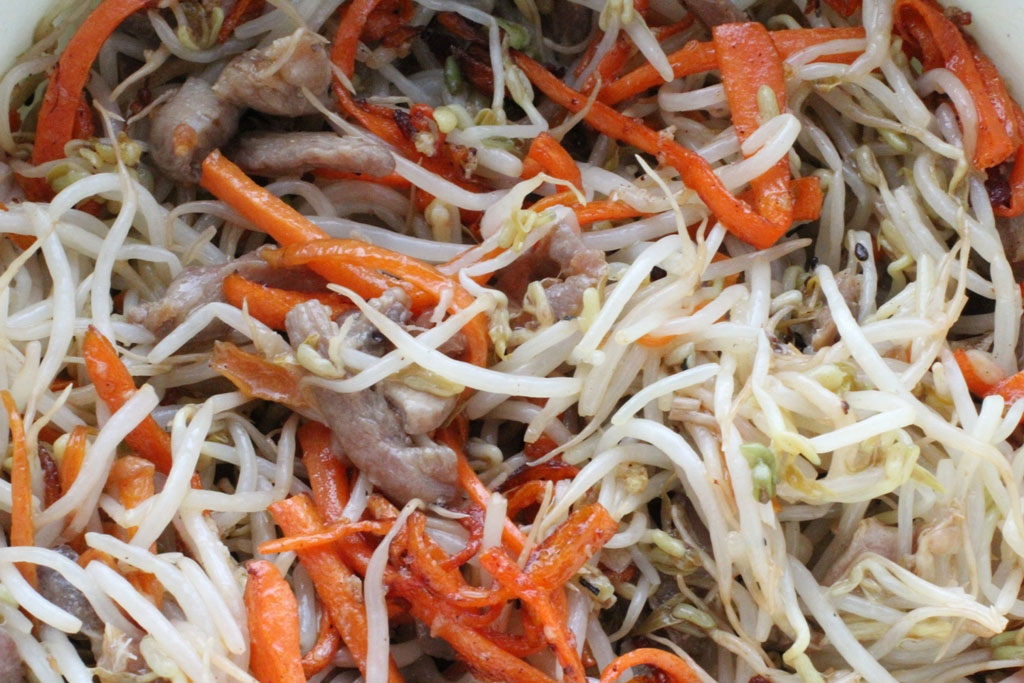 Рецепт как приготовить теплый салат из маша с индейкой для похудения